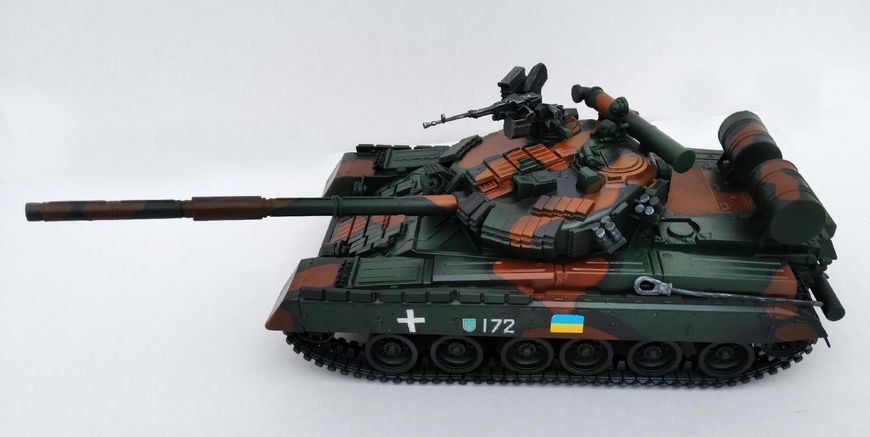 Модель українського танка Т-80УД в масштабі 1:35 002 фото